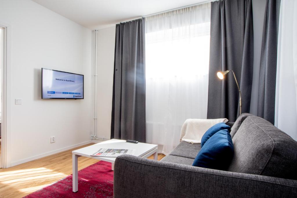 TV a/nebo společenská místnost v ubytování ApartDirect Sundbyberg