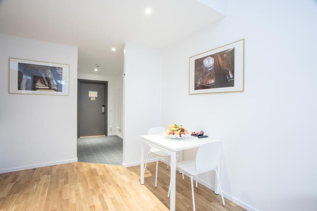 TV a/nebo společenská místnost v ubytování ApartDirect Sundbyberg