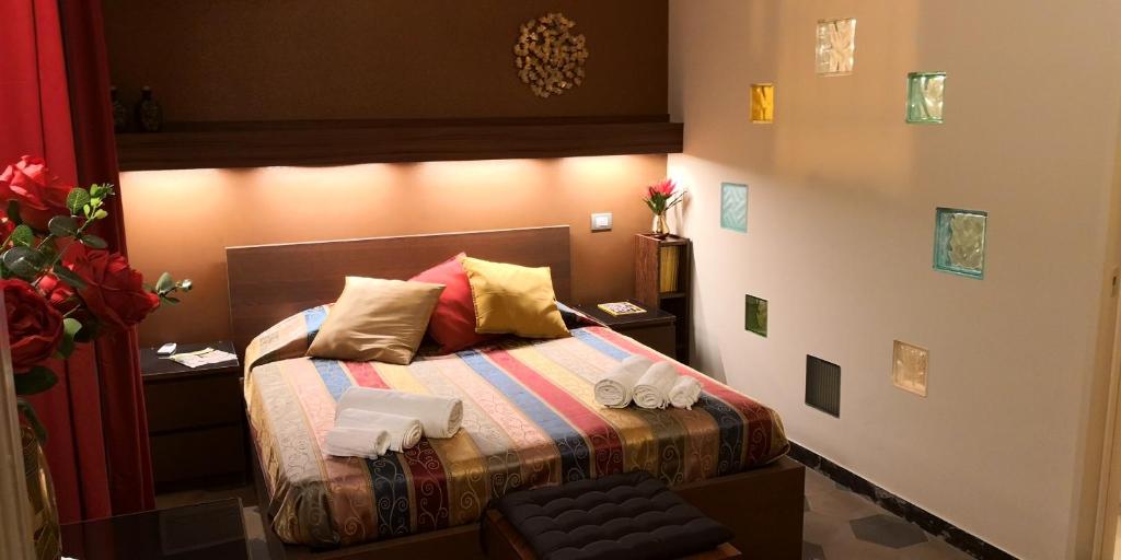 サレルノにあるCasa Vacanze Archi Medievaliのタオルが敷かれたベッドのある寝室