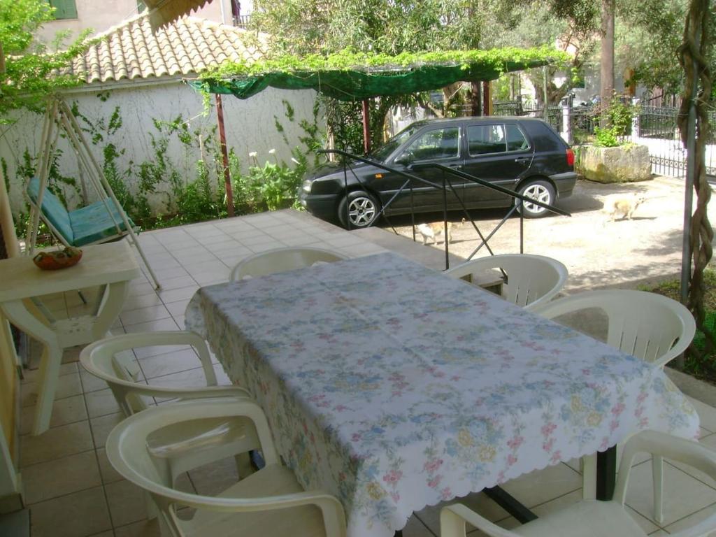 Fotografie z fotogalerie ubytování Lefkas house with garden v destinaci Tsoukalades