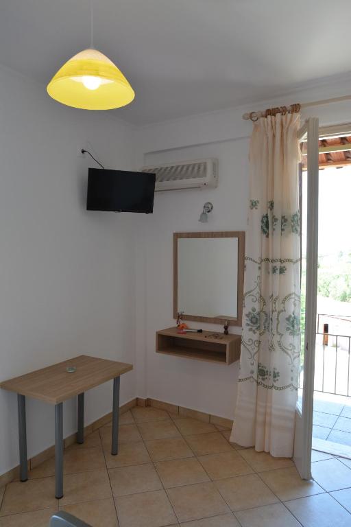 TV a/nebo společenská místnost v ubytování Petros Giatras - Rooms