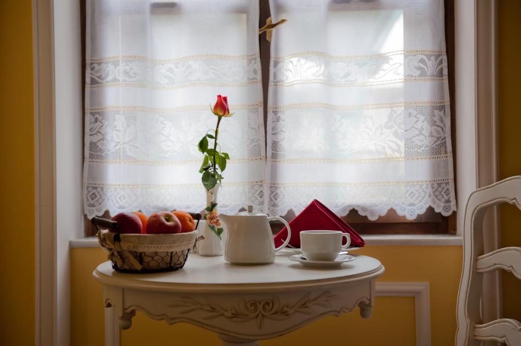 Zestaw do parzenia kawy i herbaty w obiekcie Boutique Hotel Anagennisis