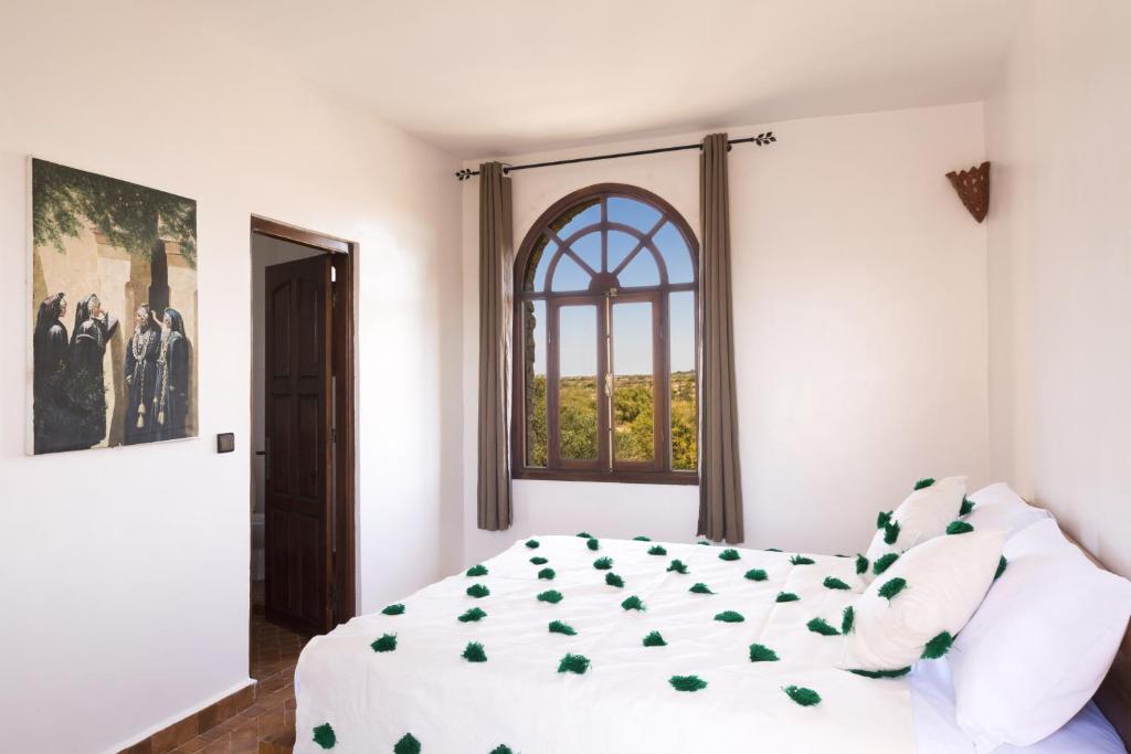 Una cama o camas en una habitación de Riad les trois merveilles