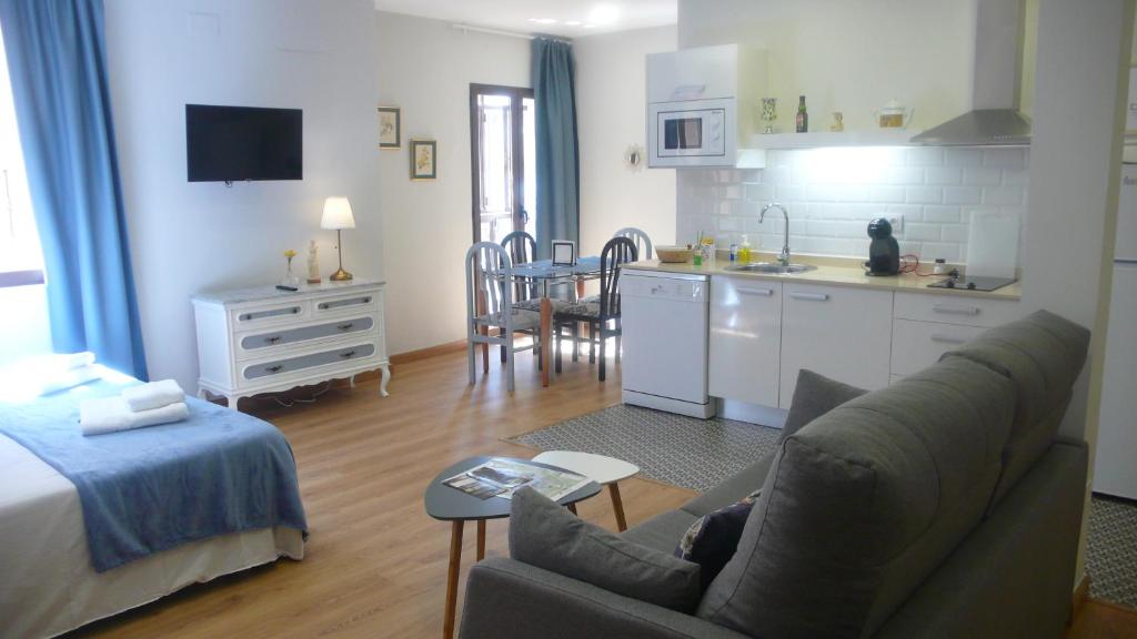 sala de estar con sofá y cocina en Casa Armas A, en Zocodover, Casco Histórico, en Toledo