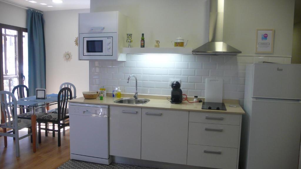 Kuchyňa alebo kuchynka v ubytovaní Casa Armas A, en Zocodover, Casco Histórico