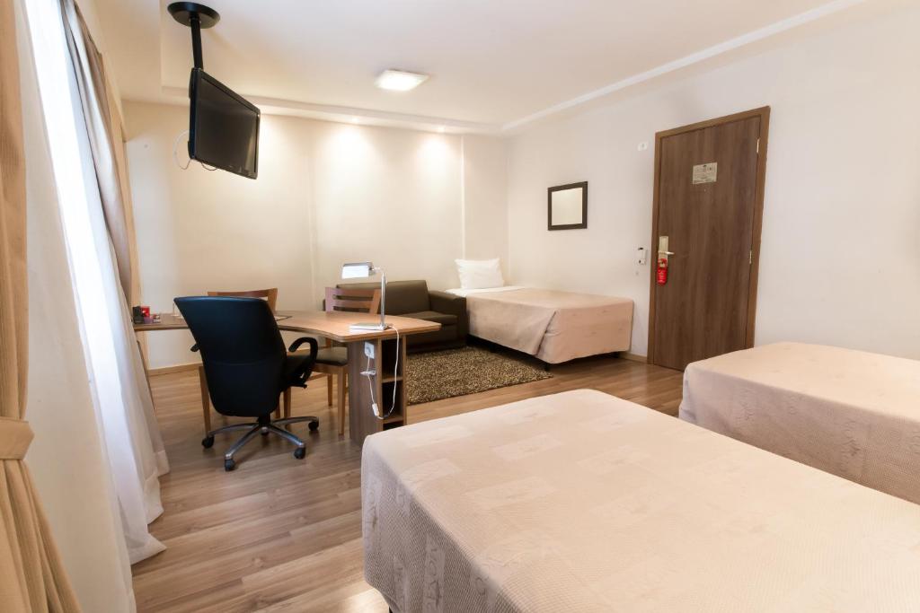 Voodi või voodid majutusasutuse Summit Hotel Monaco toas