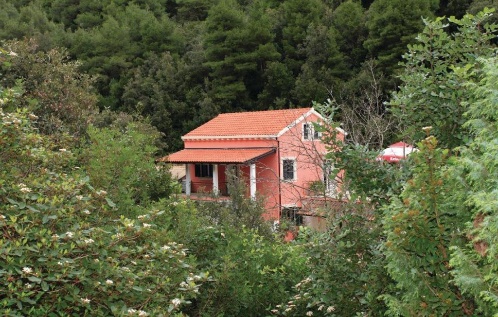 Budova, v ktorej sa apartmán nachádza