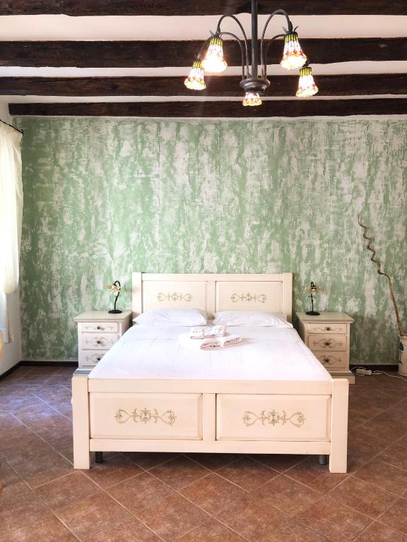 Een bed of bedden in een kamer bij Apartments Leo