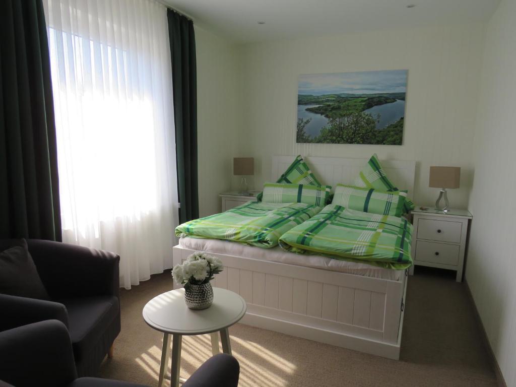 Postel nebo postele na pokoji v ubytování Hotel Pension Haus Talblick Edersee