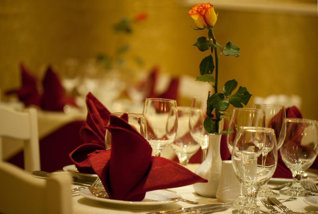 stół z kieliszkami do wina i różę w wazie w obiekcie Boutique Hotel Anagennisis w mieście Pirgos