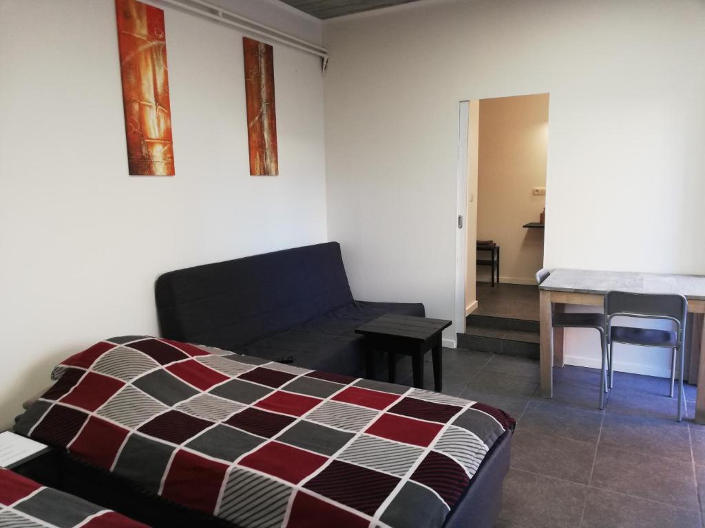 een slaapkamer met een bed en een tafel in een kamer bij Lommel Inn in Lommel