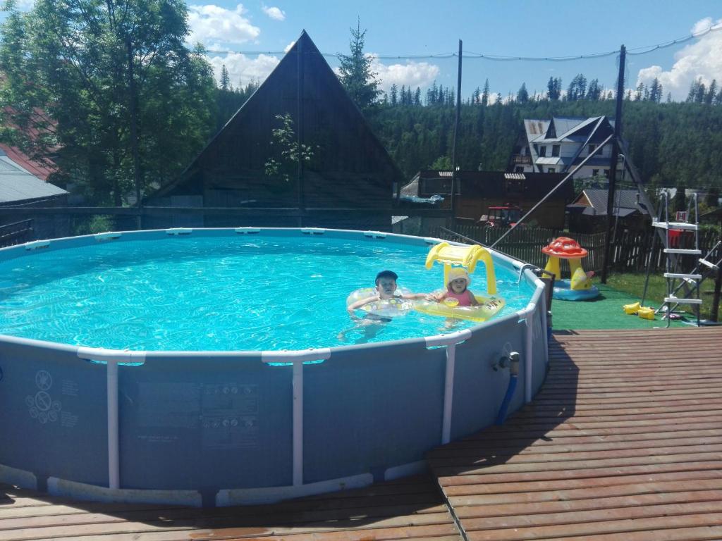 Bazén v ubytovaní Domek Góralski W Ogrodzie z jacuzzi, basenem i sauną alebo v jeho blízkosti