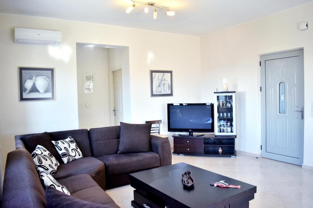 Televízia a/alebo spoločenská miestnosť v ubytovaní Almyrida sea view house