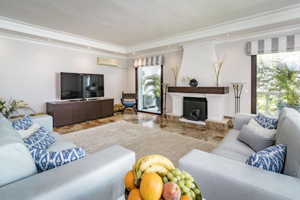 Televízia a/alebo spoločenská miestnosť v ubytovaní Villa Casakhan, Beautiful Luxury Villa,