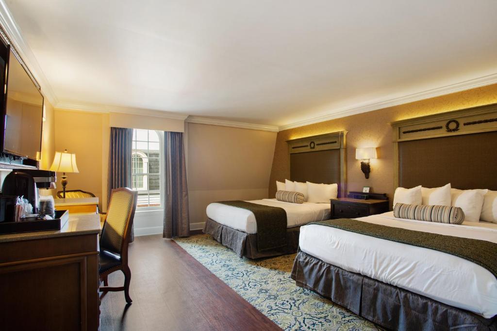 pokój hotelowy z 2 łóżkami i telewizorem w obiekcie Hotel St. Marie w Nowym Orleanie