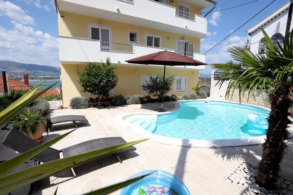 una piscina frente a un edificio en Apartments Sakal, en Trogir