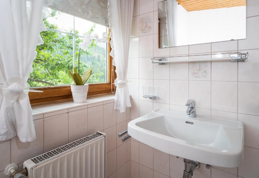 Koupelna v ubytování Naturkräuterhaus Eder
