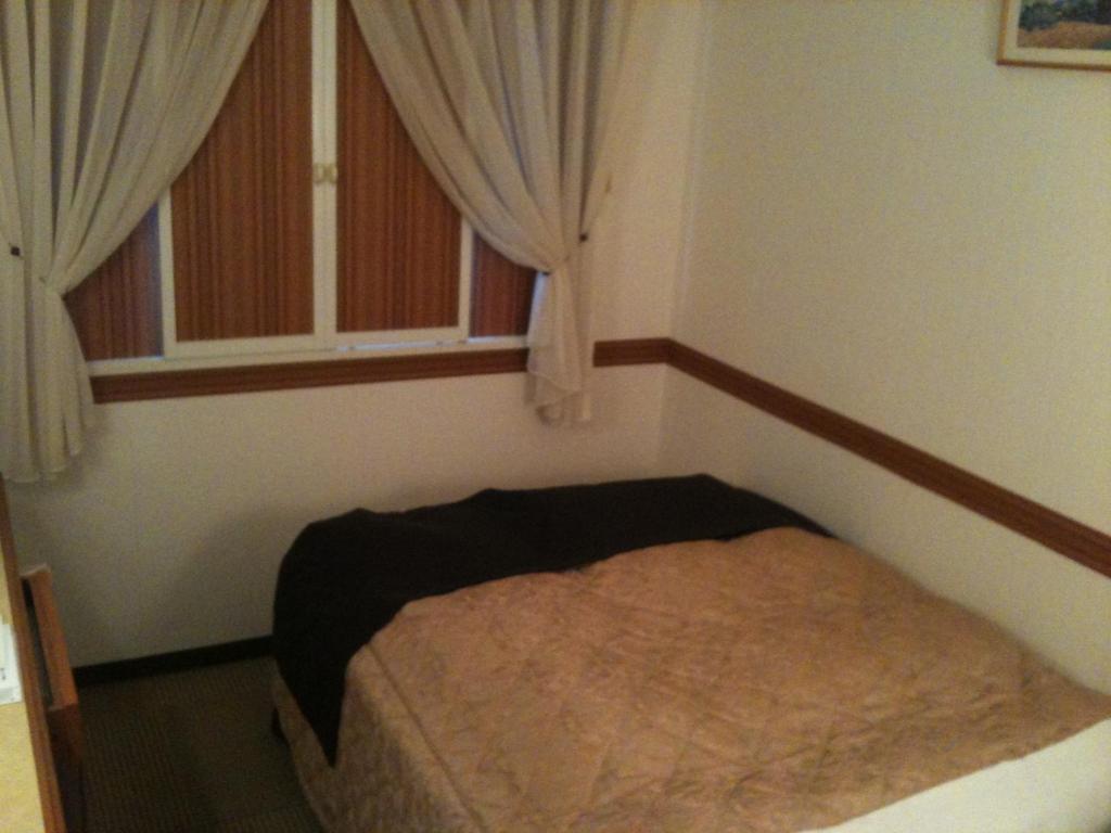 Postel nebo postele na pokoji v ubytování Ace Inn Matsusaka