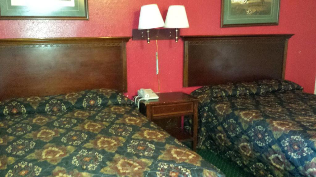 Postel nebo postele na pokoji v ubytování Hallmark Motel