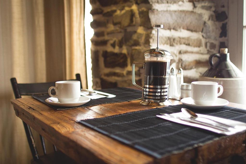 Příslušenství pro přípravu čaje a kávy v ubytování Les Ancêtres Auberge & Restaurant