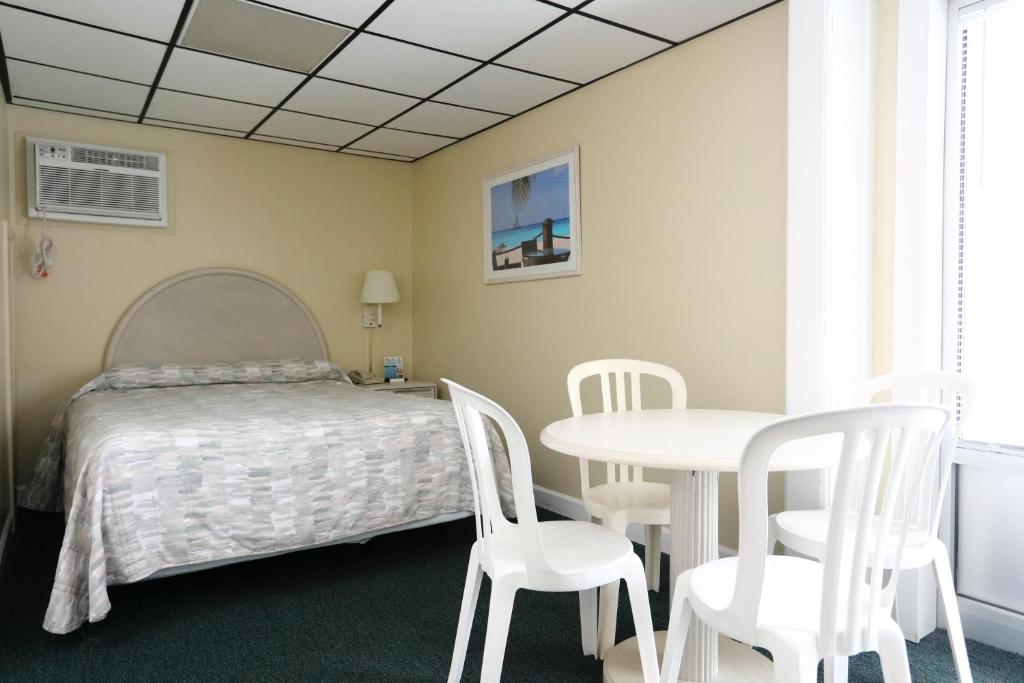Postel nebo postele na pokoji v ubytování Riviera Resort & Suites