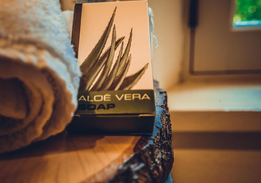 eine Schachtel Aloe Vera Bar auf einem Tisch in der Unterkunft Colonie 7 - Gastenkamers in Merksplas