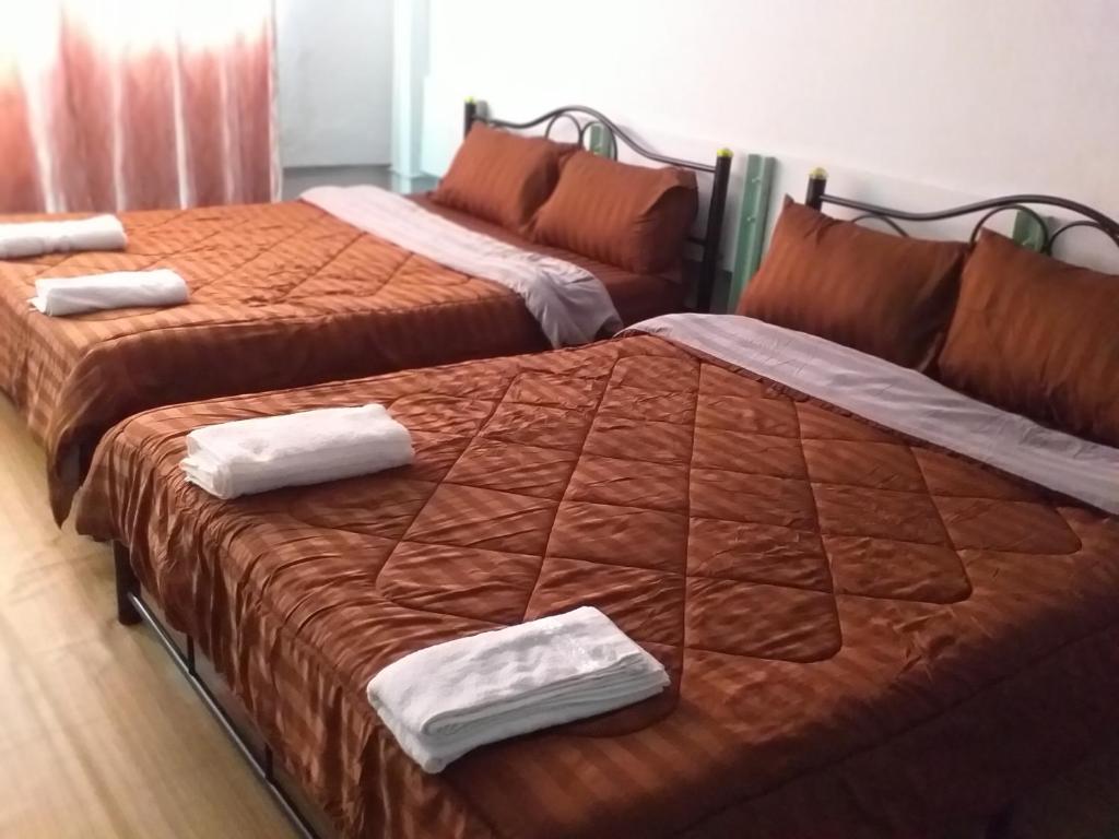 dos camas sentadas una al lado de la otra en una habitación en OK.home@Donmuang airport en Bangkok