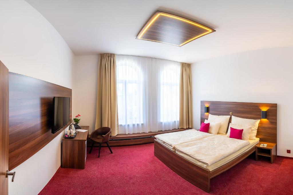 Postel nebo postele na pokoji v ubytování Bohemia Inn Hotel