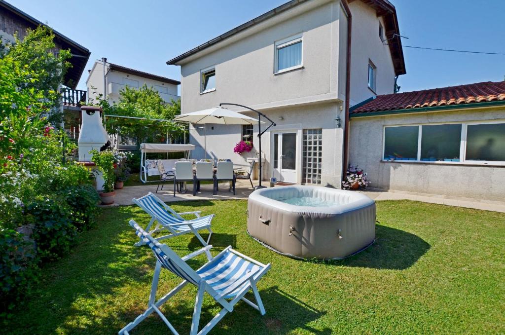 Vonkajšia záhrada v ubytovaní Apartment Evan