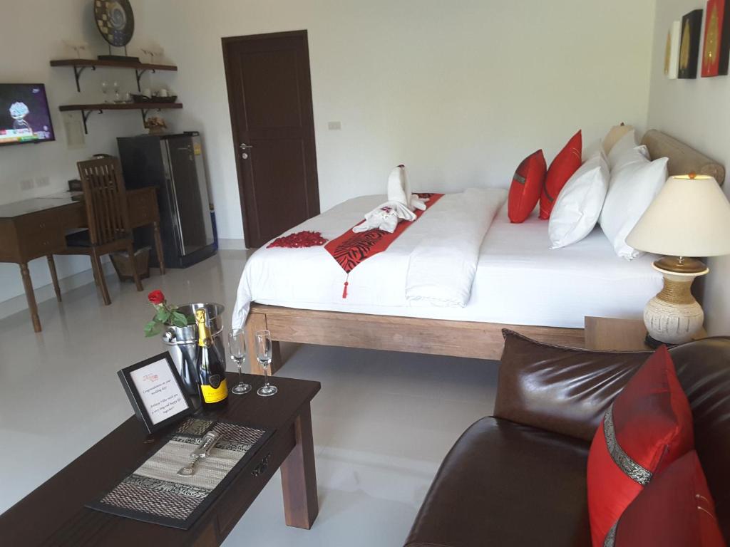 Postel nebo postele na pokoji v ubytování Arthaya Villas - SHA Extra Plus