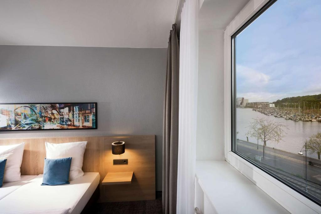 Postel nebo postele na pokoji v ubytování Ramada by Wyndham Flensburg City