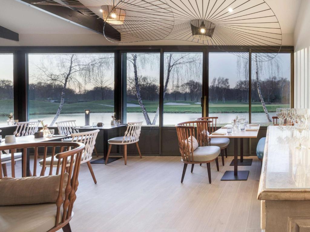 Výhled na řeku, která protéká v blízkosti hotelu