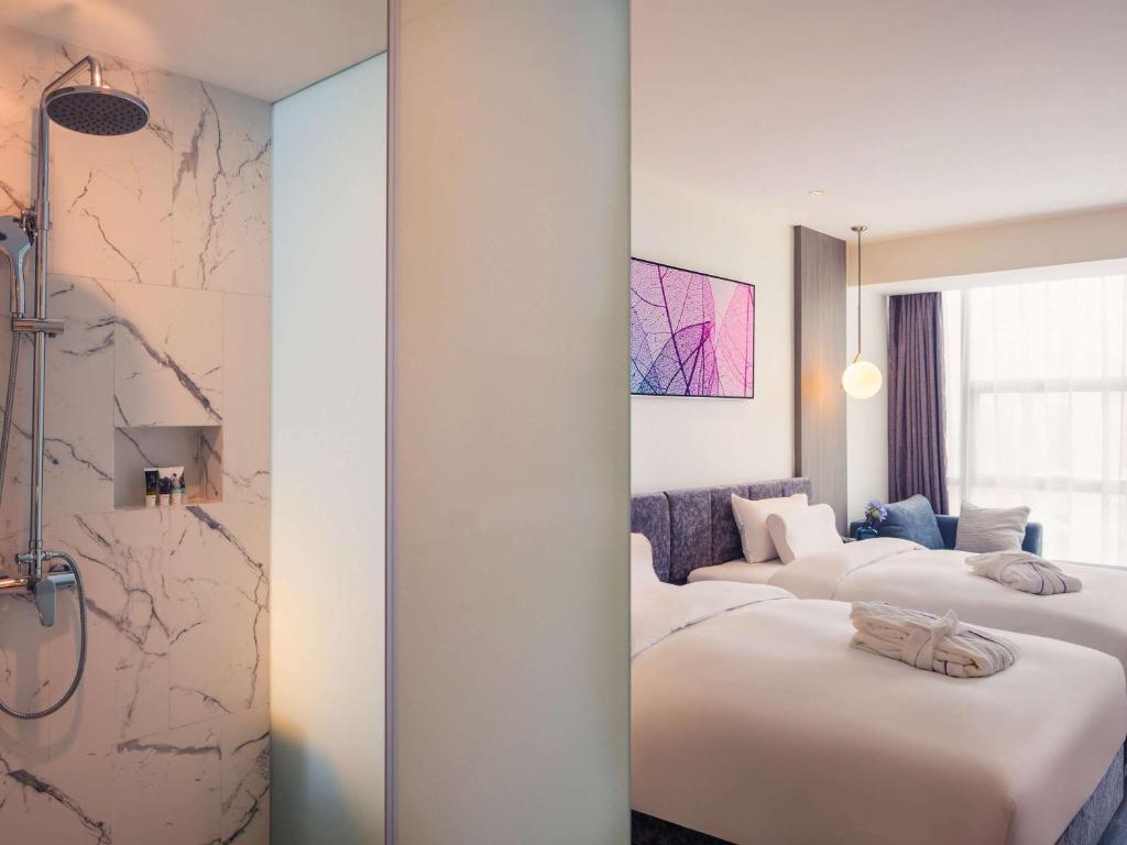 Postel nebo postele na pokoji v ubytování Mercure Shanghai Hongqiao South