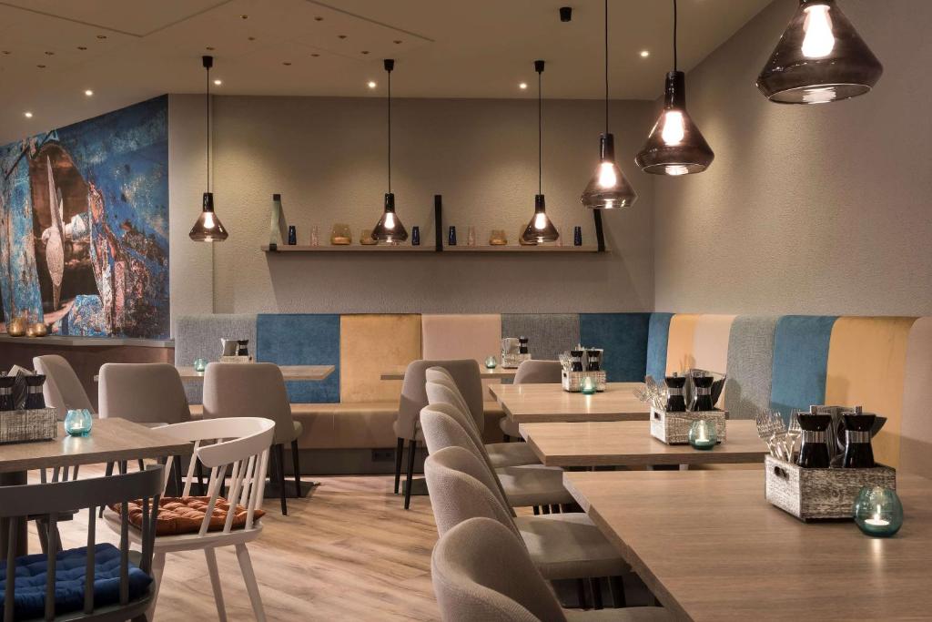 Posezení v ubytování Ramada by Wyndham Flensburg City