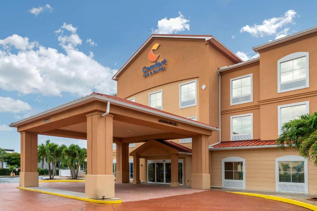 una vista frontal de un hotel en Comfort Inn & Suites Airport en Fort Myers