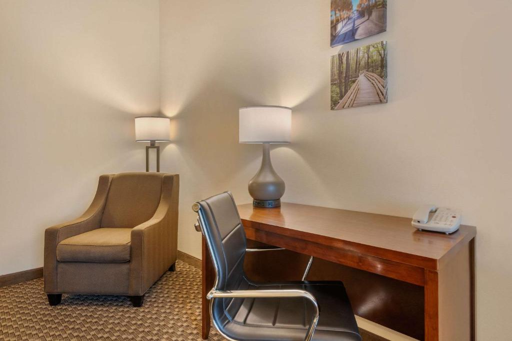 Comfort Inn & Suites Airport - King Suite
