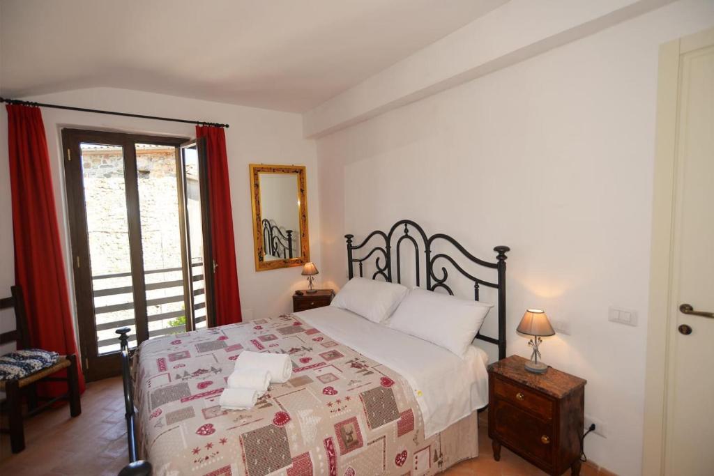 a bedroom with a bed and a window at Casa Galli in Castel Giorgio