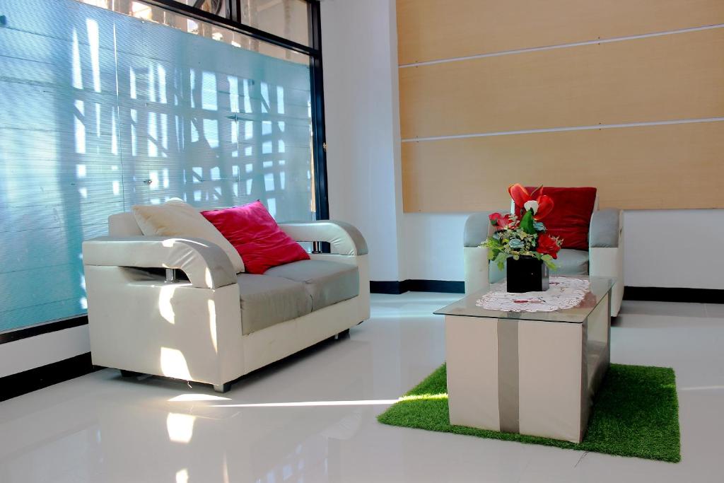 Posezení v ubytování RedDoorz Syariah at Hotel Grand Mentari