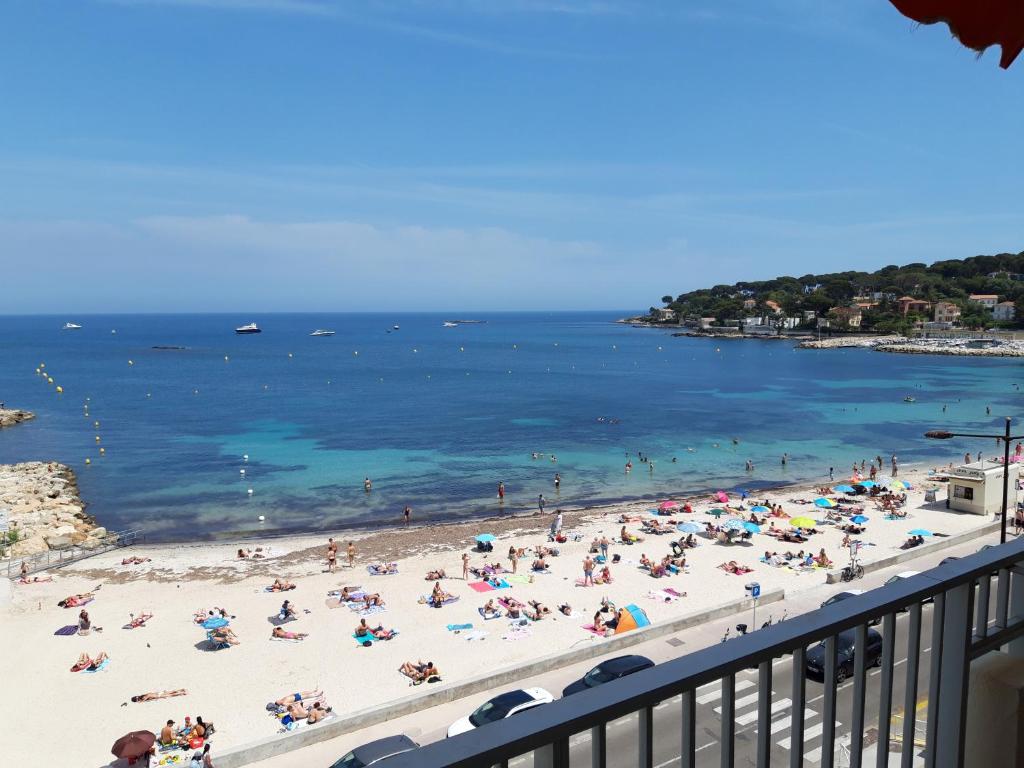 un gruppo di persone su una spiaggia con l'oceano di Antibes: A nest perched on the sea! a Antibes