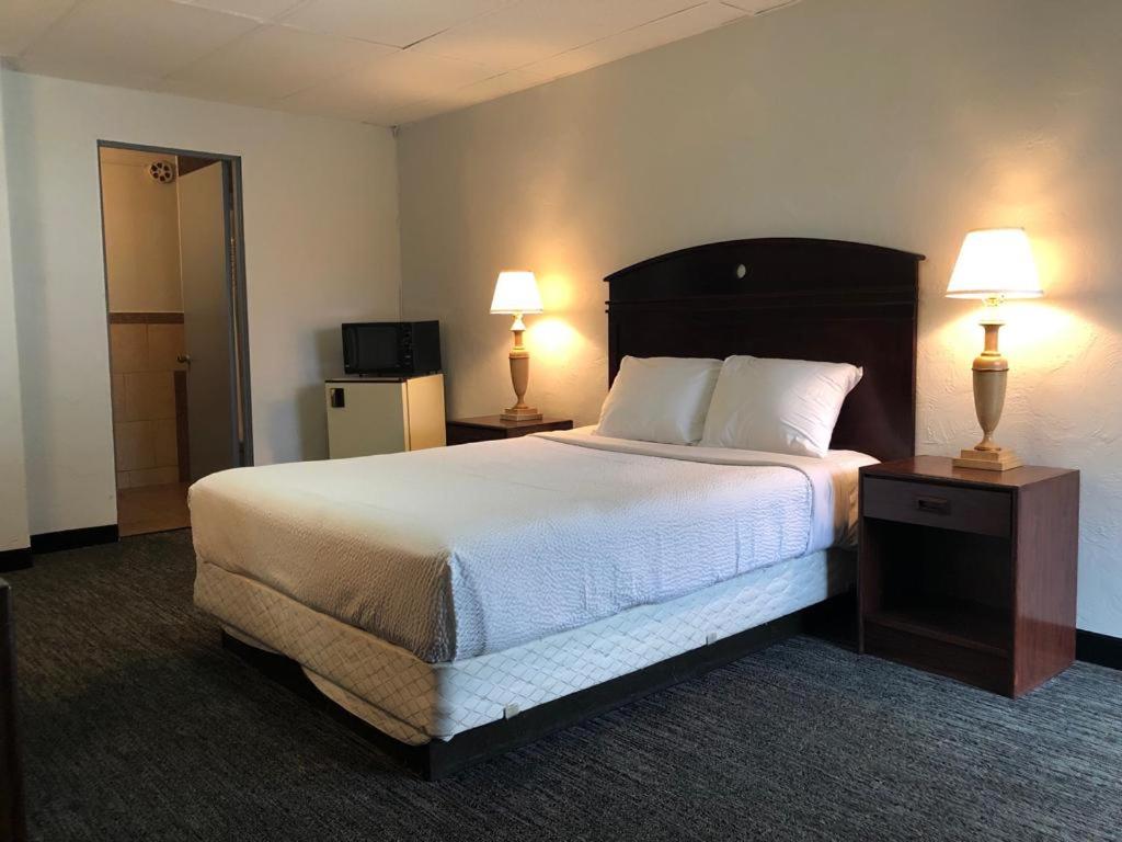 Postel nebo postele na pokoji v ubytování Portland Super Value Inn
