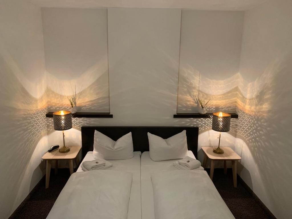 Postel nebo postele na pokoji v ubytování Hotel Augsburg Langemarck
