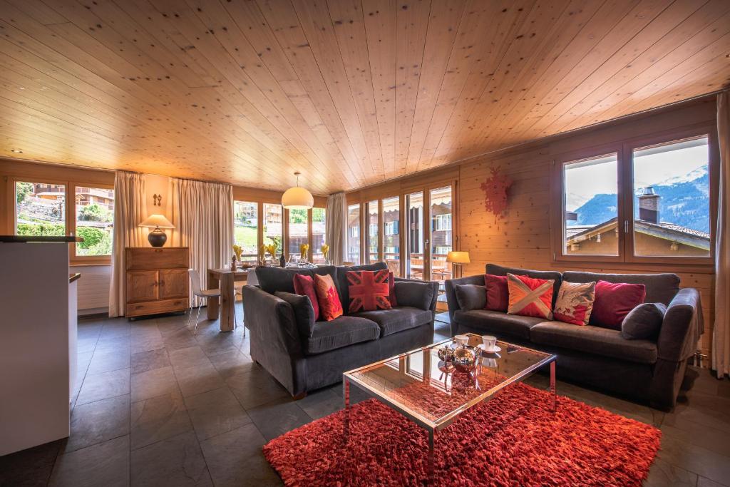 a living room with a couch and a table at Chalet Bella Vista 4 in Wengen