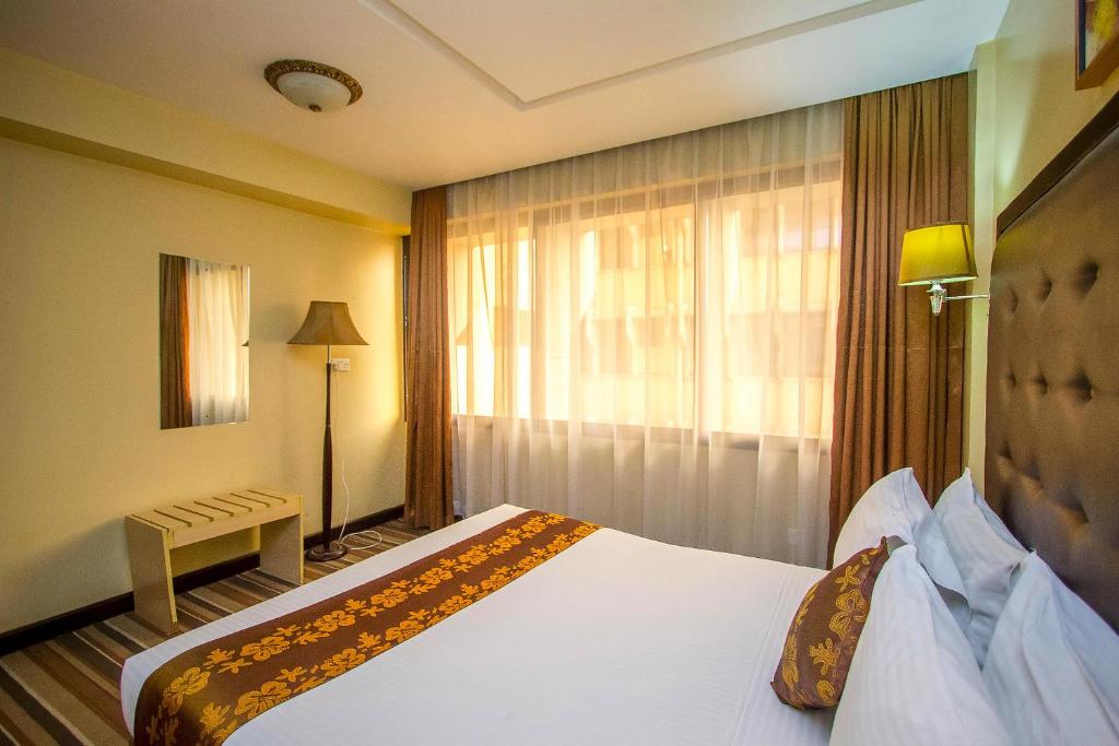 Postel nebo postele na pokoji v ubytování The Clarion Hotel
