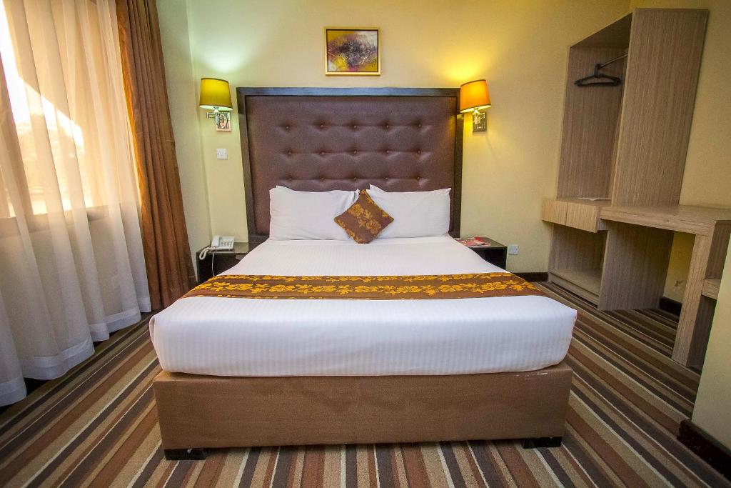 Postel nebo postele na pokoji v ubytování The Clarion Hotel