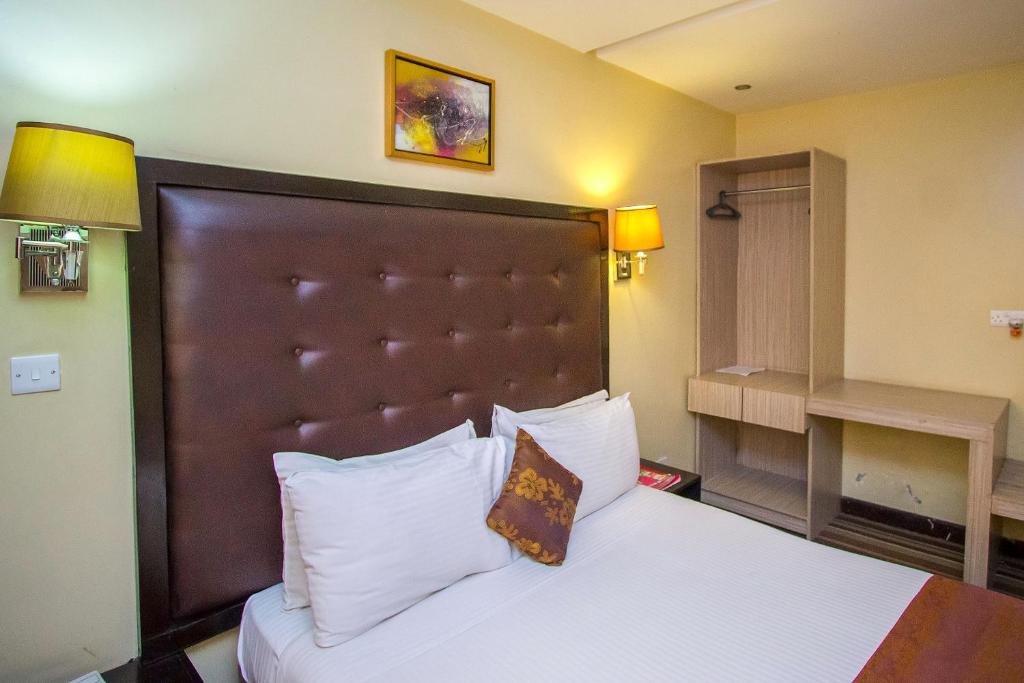 Postel nebo postele na pokoji v ubytování The Clarion Hotel