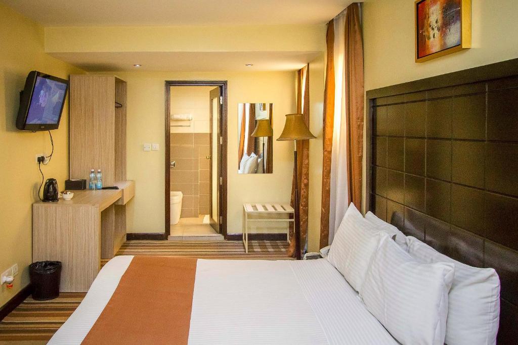 Postel nebo postele na pokoji v ubytování The Clarion Hotel