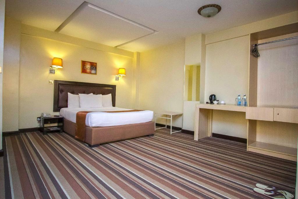 Postel nebo postele na pokoji v ubytování The Clarion Hotel