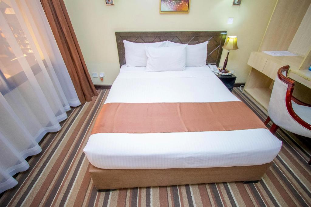 Postel nebo postele na pokoji v ubytování The Clarion Hotel