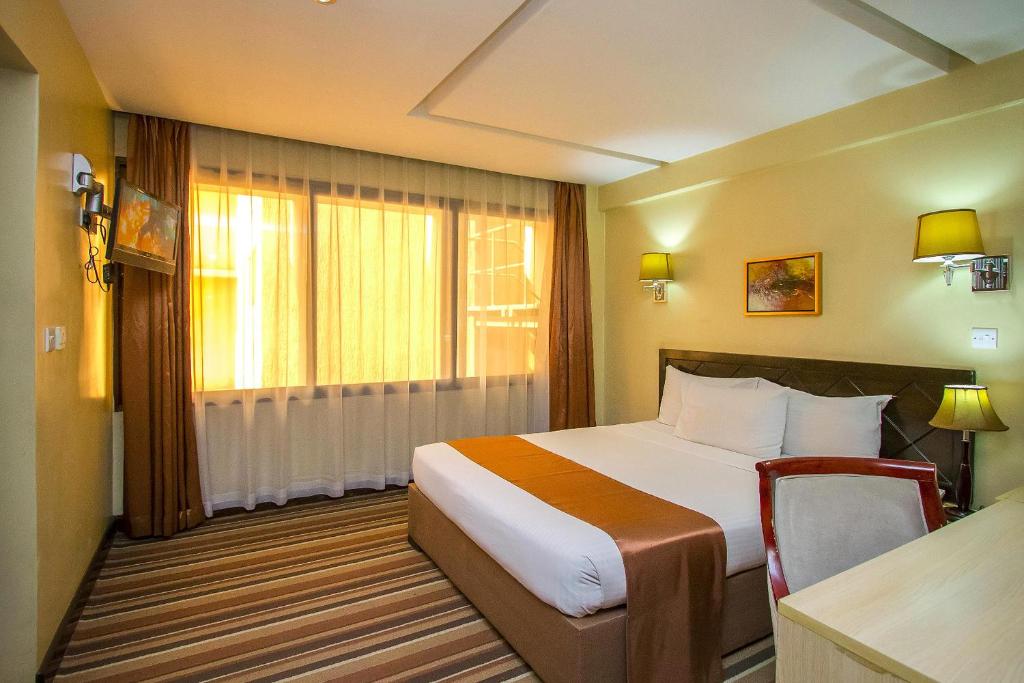 Postel nebo postele na pokoji v ubytování The Clarion Hotel
