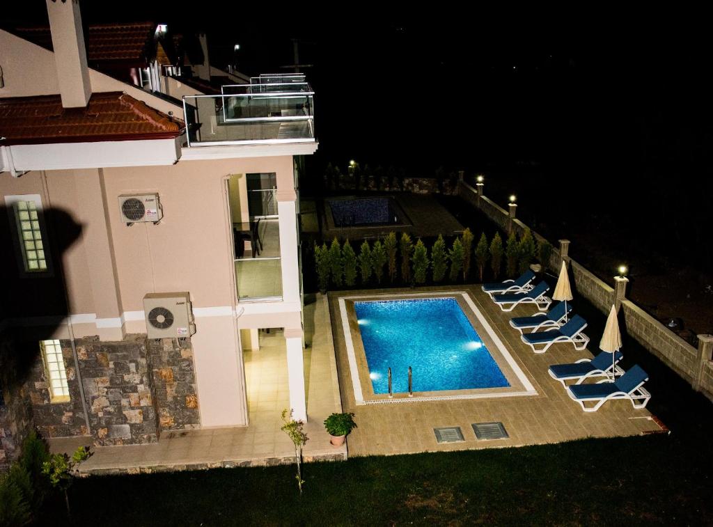 an overhead view of a swimming pool with lounge chairs at Villa Calıs 2 in Fethiye